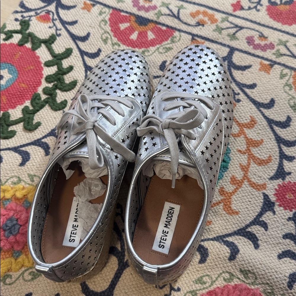 Steve Madden Silver Star Patterned Platform Sneak… - image 4